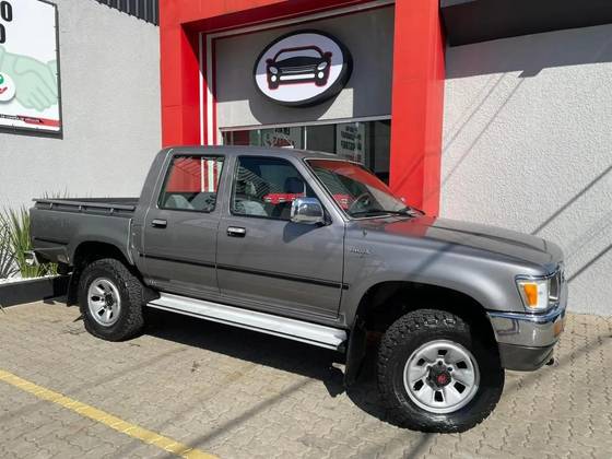 TOYOTA HILUX 2.8 SR5 4X4 CD 8V DIESEL 4P MANUAL